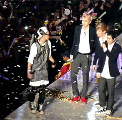  
G-Dragon và EXO cúi đầu 90 độ chào nhau trên sân khấu