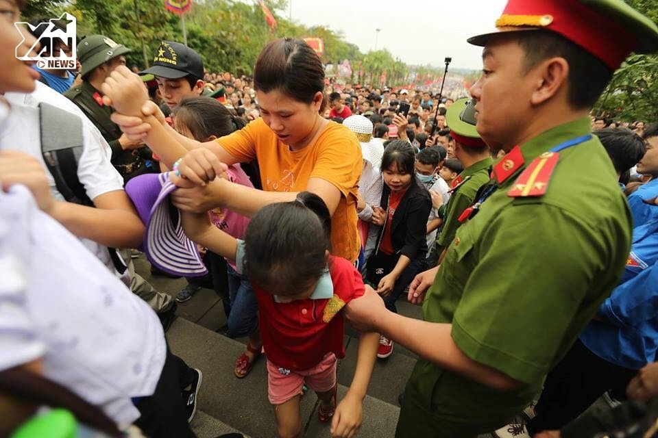 Chen lấn, giẫm đạp trong lễ hội đền Hùng: Trẻ em khóc thét 