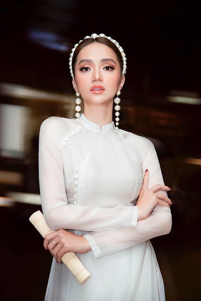  
Có thể nói tà áo dài trắng chính là thứ trang phục xuất sắc nhất mà Hương Giang khiến các bạn nam phải ngẩn ngơ mỗi khi cô diện.
