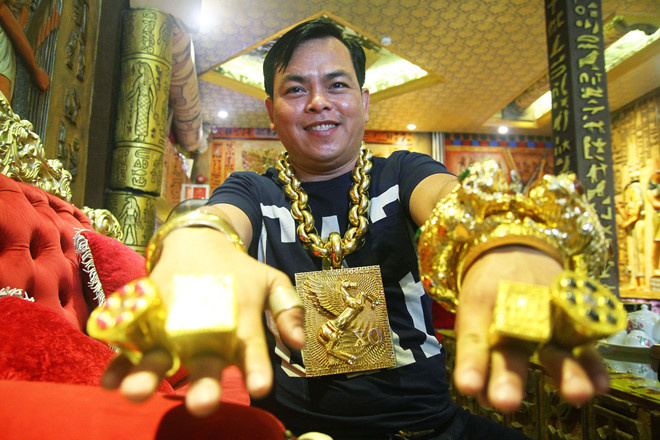 Trước đó, Phúc XO từng nổi tiếng trên mạng xã hội và được phong là "người đeo nhiều vàng nhất Việt Nam"