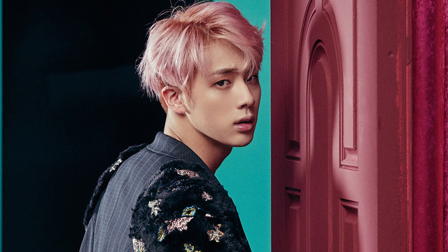  
Anh cả Jin của BTS vốn thường gắn với những màu tóc tông tối, tuy nhiên, khi nhuộm tóc nổi bật như hồng, màu tóc này không khiến anh chàng bớt nam tính đi chút nào.