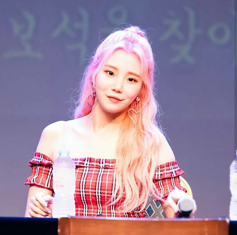  
Trước khi trở về với màu tóc nền nã, dịu dàng như hiện tại, JooE vốn là người rất chuộng những màu tóc nhuộm sáng nổi bật, trong đó, tóc tông màu hồng luôn là lựa chọn của cô nàng.