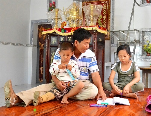 Với sự giúp đỡ của các nhà hảo tâm, giờ đây 3 cha con anh Nam đã có một căn nhà khang trang hơn