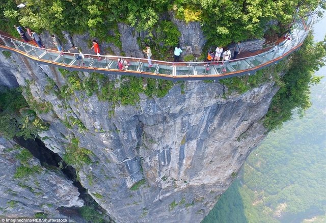 HOT: Xuất hiện cây cầu kính “ôm cua vách núi” thứ 2 ở Việt Nam - dài và cao nhất Đông Nam Á