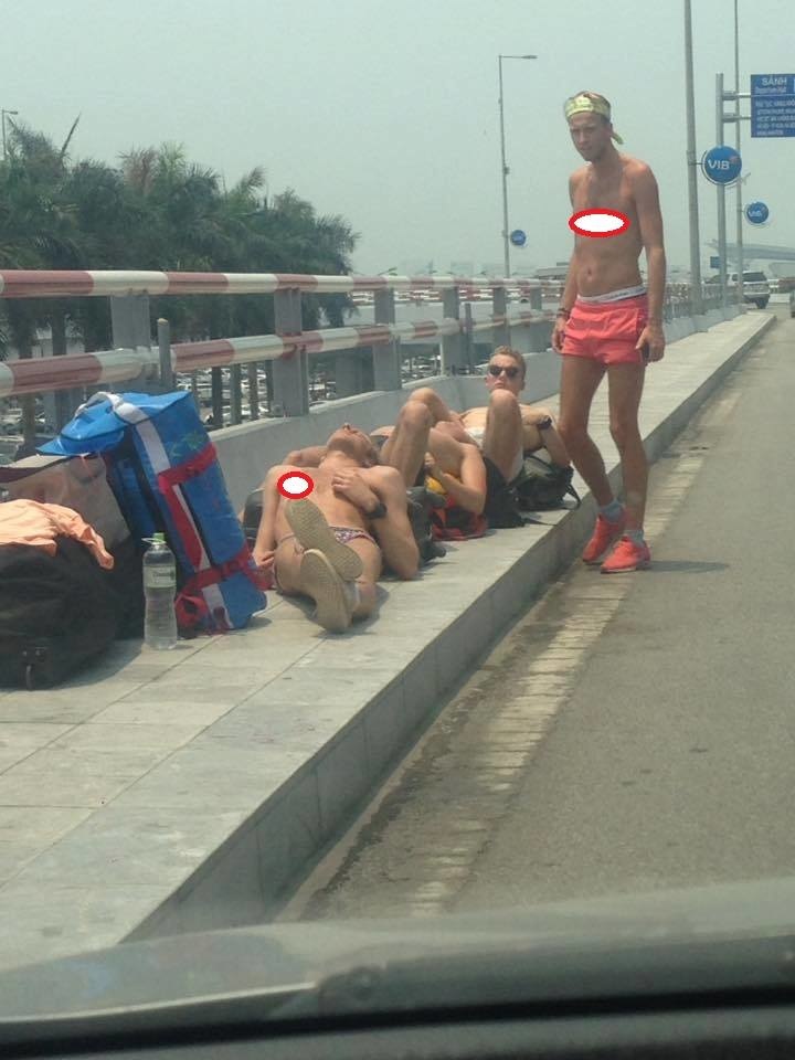  
Nhóm khách du lịch khiến nhiều người chú ý khi nằm phơi nắng trong thời tiết gay gắt của Hà Nội sáng nay 