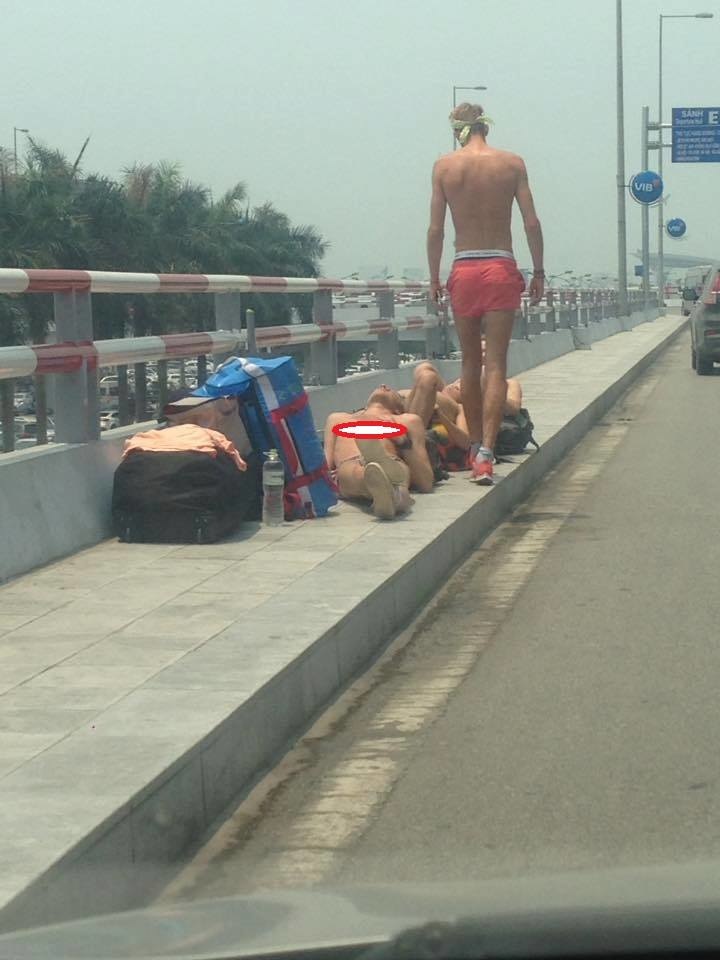  
Nhóm người này để trần thân trên và vô tư nằm tắm nắng như đang ở bãi biển 