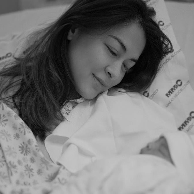  
Marian Rivera âu yếm con trai mới chào đời.