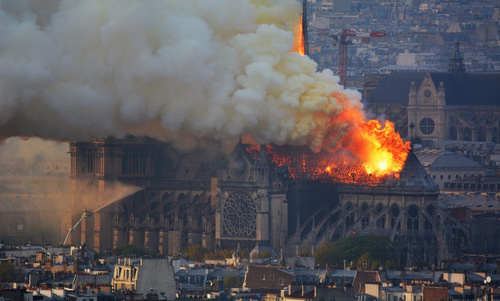  
Nhà thờ Đức Bà Paris chìm trong biển lửa