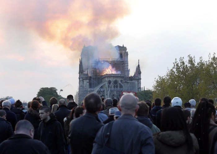 Bên ngoài đám cháy nhiều người dân Pháp đã bật khóc và hát Thánh ca cầu nguyện cho công trình "trái tim" của nước Pháp.