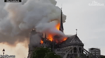  
Cận cảnh nhà thờ cháy.
