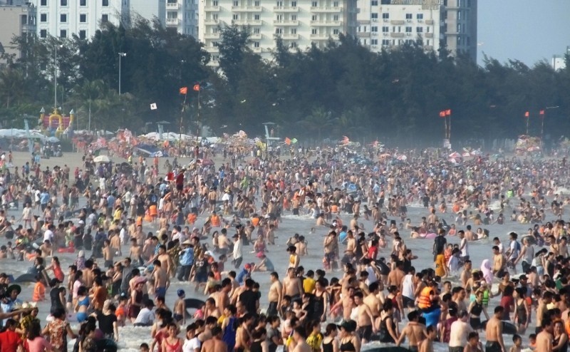  
Không ít người đổ về bãi biển Sầm Sơn trong dịp lễ 30/4 - 1/5 năm nay (Ảnh: Vietnamnet)