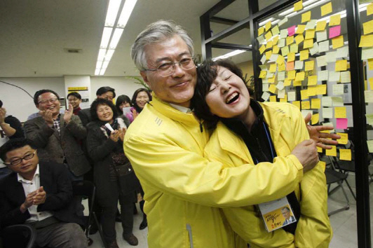 Chuyện tình lãng mạn từ thời sinh viên của vợ chồng Tổng thống Hàn Quốc
