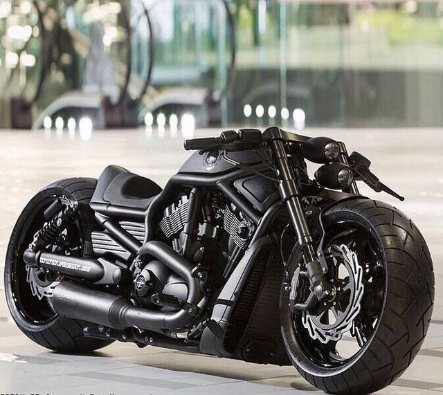  2 chiếc Harley-Davidson độ hàng độc tại Việt Nam. Giá một chiếc trong clip được Phúc XO tiết lộ vào khoảng 2 tỷ đồng.
