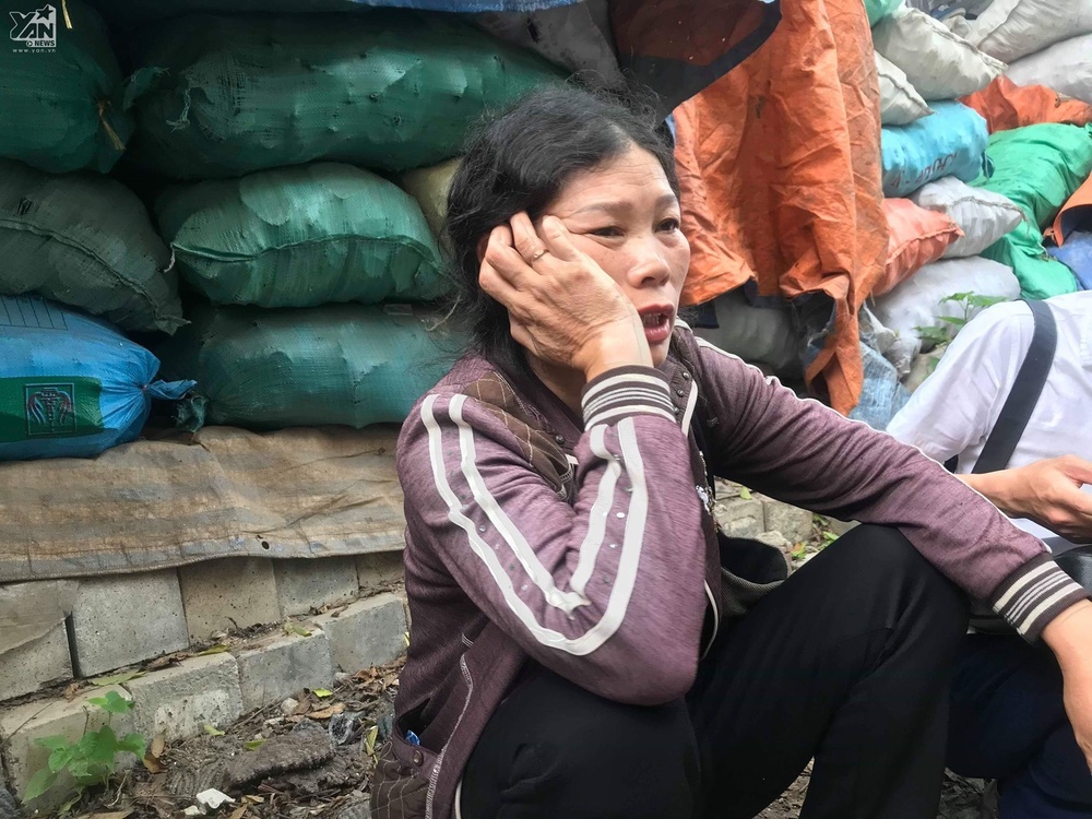  
Bà Lê Thị Lá (trú tại xã Hoà Chính, huyện Chương Mỹ, Hà Nội) bần thần khi nghe con trai gặp nạn