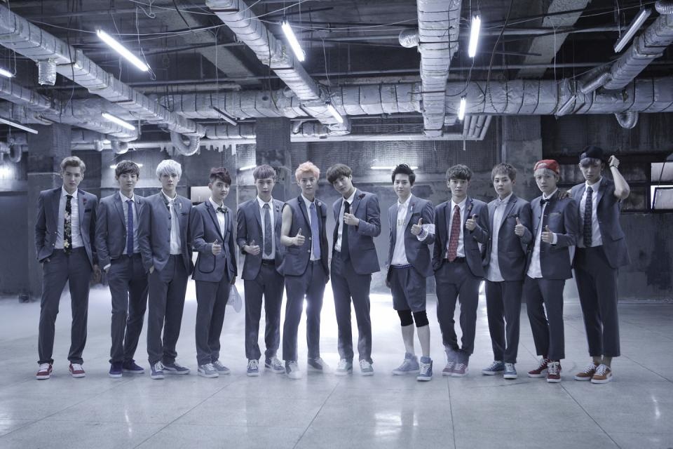  
EXO lần đầu ra mắt với 12 thành viên và nhanh chóng trở nên thu hút cùng gặt hái thành công vang dội