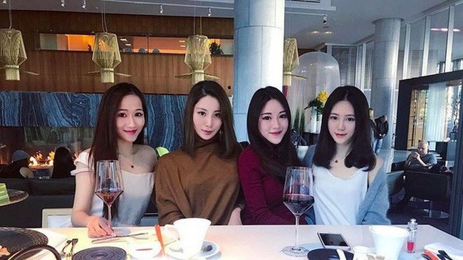  
Chương trình truyền hình thực tế Ultra Rich Asian Girls (Tiểu thư châu Á siêu giàu), ghi lại cuộc sống chung của các cô gái con nhà giàu Trung Quốc sống ở Canada, bao gồm Weymi Cho, Pam, Chelsea, Ray, Dian.