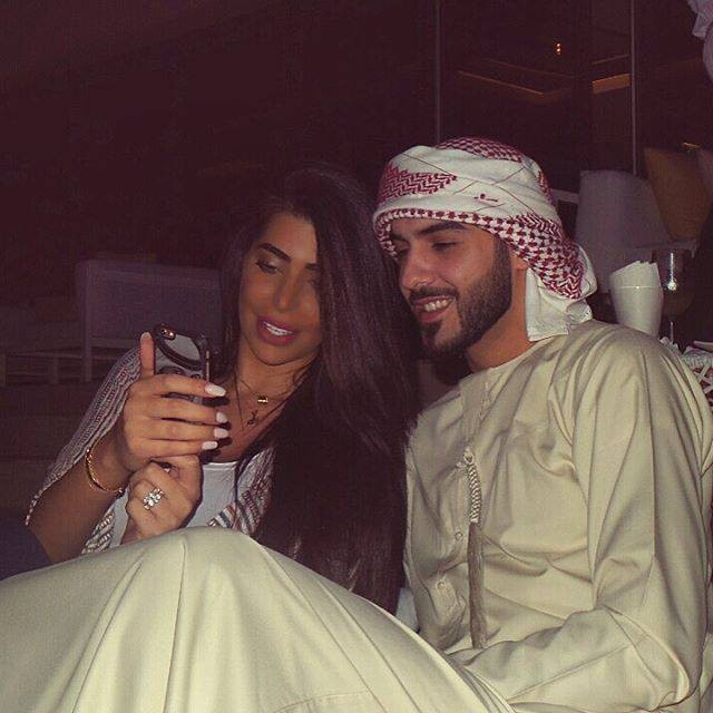  
Omar bên vợ của mình.
