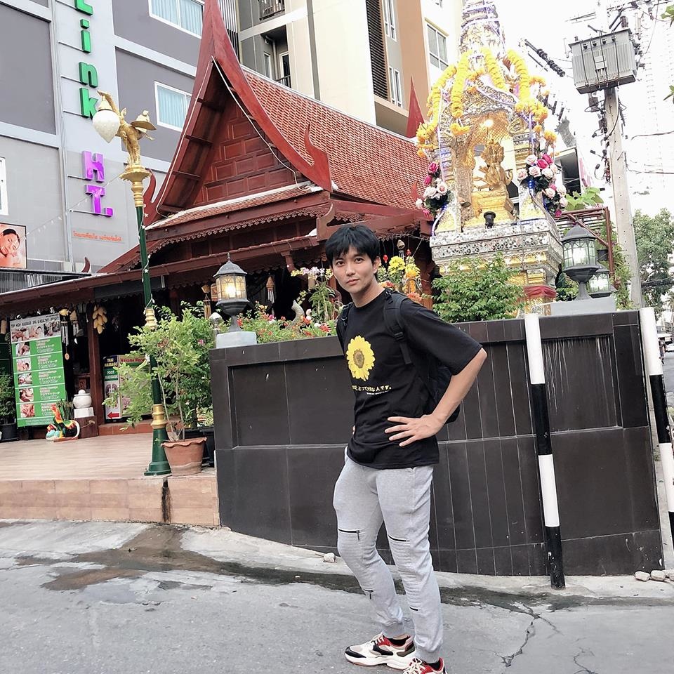 Trong khi đó Tim cũng đăng ảnh mình tại Thái Lan: "Một chiều đi dạo Bangkok, 1 khoảnh khắc bất chợt do một người đặc biệt chụp. Đây có lẽ là lúc ốm nhất từ 3 năm trở lại đây". - Tin sao Viet - Tin tuc sao Viet - Scandal sao Viet - Tin tuc cua Sao - Tin cua Sao