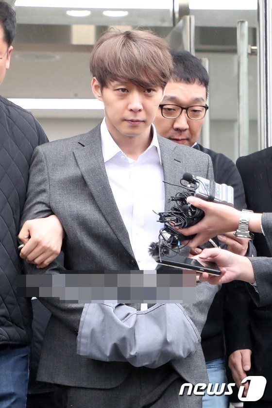 Sau những cáo buộc trao đổi, sử dụng chất cấm, Yoochun đã chính thức bị ban lệnh bắt giữ