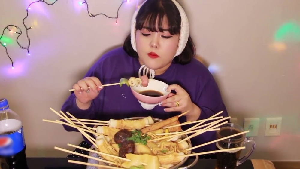  
Yang Soo Bin cũng nổi tiếng khá nhanh nhờ video ghi lại khoảnh khắc ăn uống của mình.