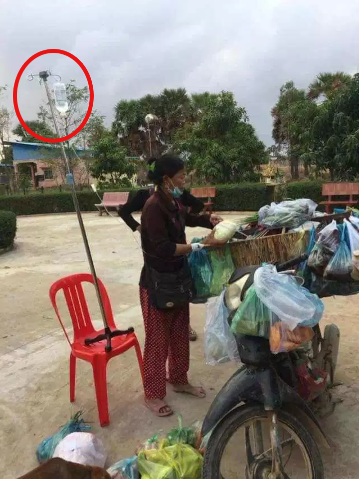 Người mẹ khiến nhiều cư dân mạng cảm phục vì vừa truyền nước, vừa đứng bán rau. Người mẹ khiến nhiều cư dân mạng cảm phục vì vừa truyền nước, vừa đứng bán rau.