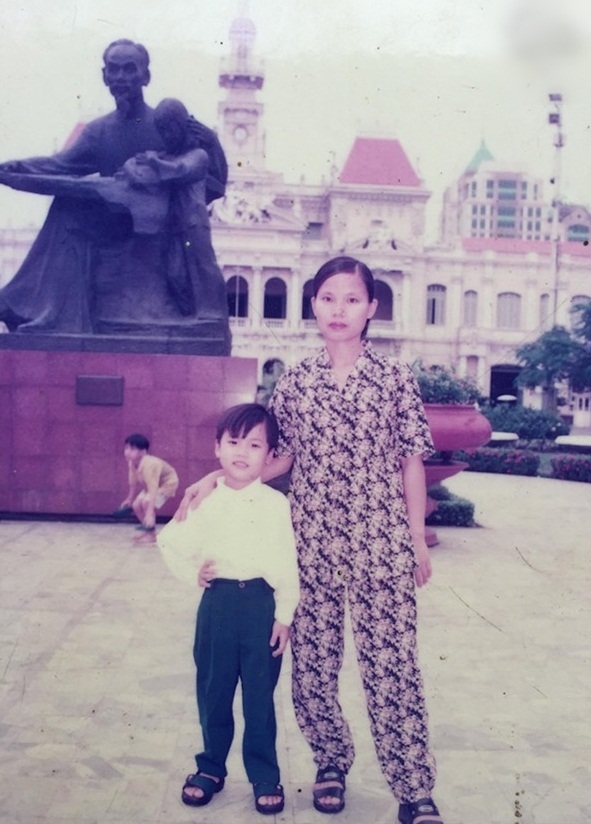 
20 năm trước mẹ cùng Kim Long chụp dưới chân bức tượng.