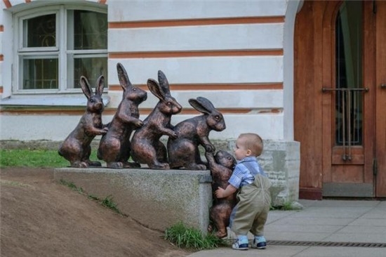  
Dù chỉ là hành động nhỏ nhưng ý nghĩa lớn, cậu bé sẵn sàng giúp đỡ khi thấy bạn thỏ gặp khó khăn.