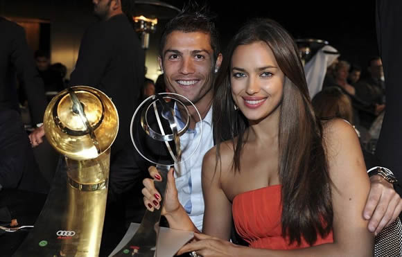Sau 4 năm mặn nồng với Ronaldo, Irina Shayk cay đắng tiết lộ nam cầu thủ chỉ biết bám váy mẹ