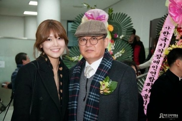  
Sooyoung bên cạnh người bố là doanh nhân xuất nhập khẩu.