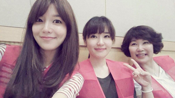  
Hai chị em Sooyoung bên cạnh mẹ của họ từng học trường thanh nhạc có tiếng