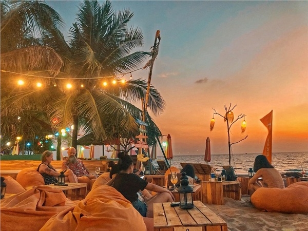  
Quán bar được thiết kế sát bên bờ biển, tọa lạc dọc theo bờ biển xinh đẹp, được bày trí khá đơn giản mang đến cho bạn một cảm giác gần gũi với thiên nhiên nhất. 