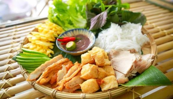  
Nhiều sao Việt đã phải lòng món bún đậu vừa lạ vừa quen ở Sài Gòn