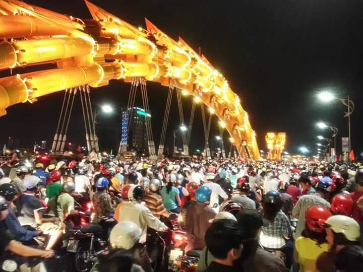 Choáng váng cảnh hàng nghìn người chen chúc trên cầu vàng Đà Nẵng: 
