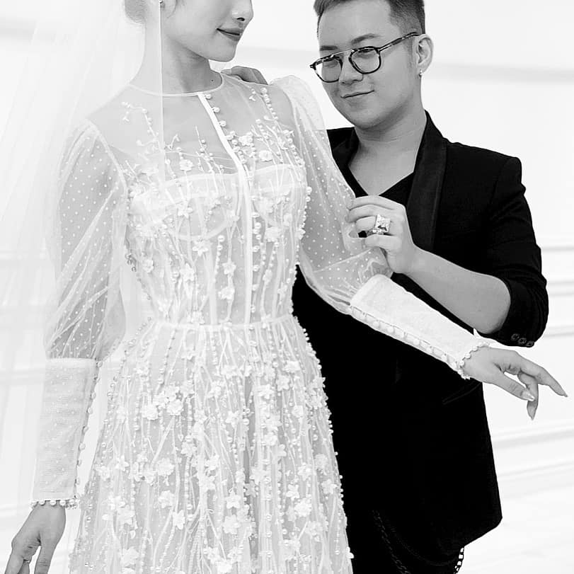  
NTK Chung Thanh Phong chia sẻ hình ảnh cô dâu Sara Lưu lên trang cá nhân.