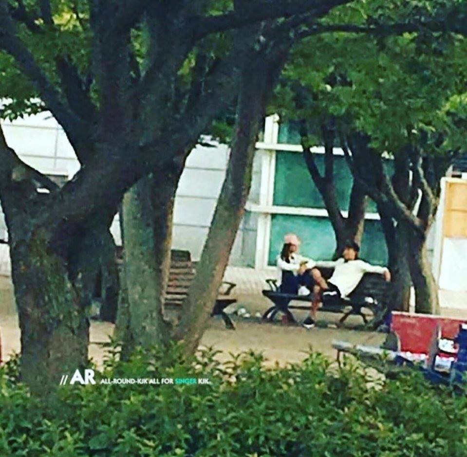  
Cả hai cùng nhau ngồi ở công viên.