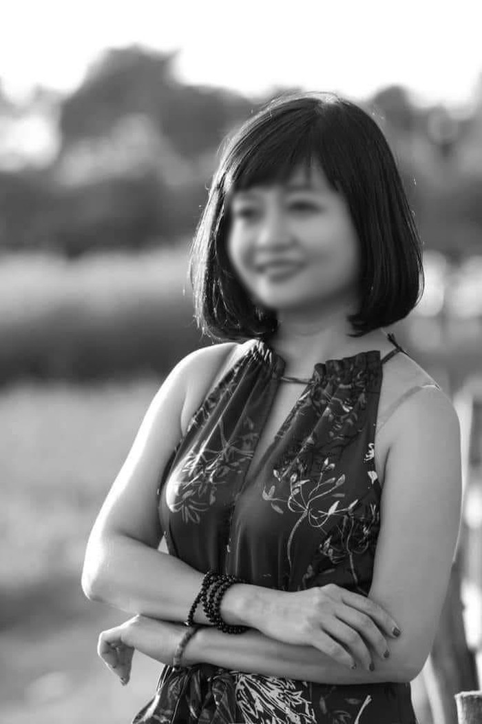 Cô Quỳnh là một giáo viên tiểu học được hàng xóm, đồng nghiệp yêu quý