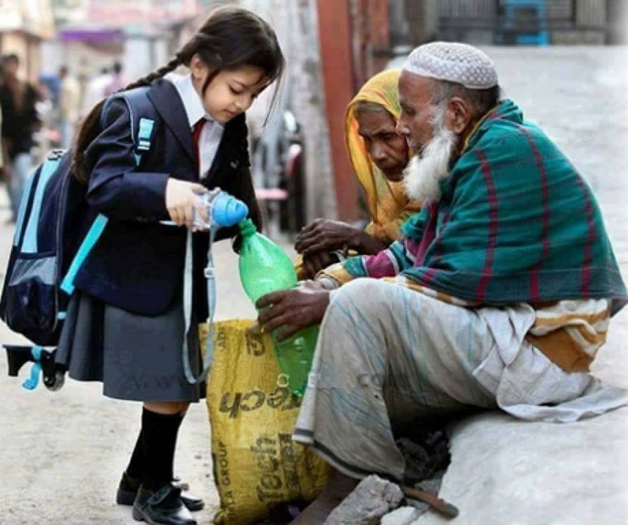  
Một bé gái chia sẻ nước uống với người vô gia cư trên đường, hành động đẹp mà nhiều người lớn còn phải học hỏi.