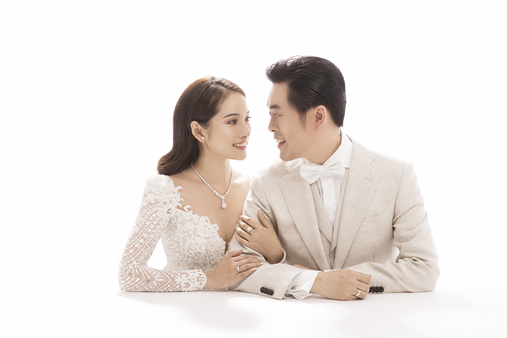  
Lựa chọn trang phục cưới thuần tông trắng, nhưng các điểm nhấn đính đá và phụ kiện lấp lánh khiến cặp đôi đúng chuẩn "tiên đồng ngọc nữ".