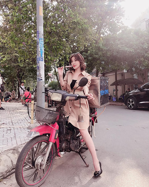  
Cao Thái Hà 1 thân đồ hiệu vẫn ngồi trên con xe "cà tàng" đi bán kem ống. - Tin sao Viet - Tin tuc sao Viet - Scandal sao Viet - Tin tuc cua Sao - Tin cua Sao