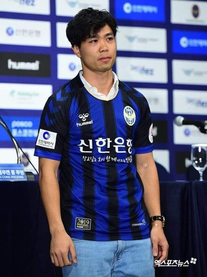  
Cũng tại buổi họp báo này, Công Phượng đã khoác lên mình chiếc áo của CLB Incheon United