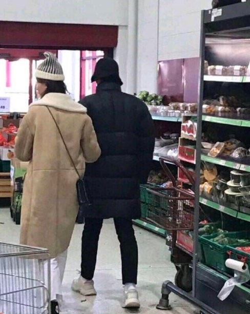  
Cặp đôi trong ảnh được cho là Dương Dương và Kiều Ân cùng đi mua sắm trong siêu thị