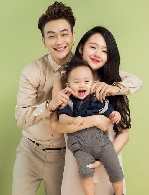
Gia đình hạnh phúc của trưởng nhóm HKT.