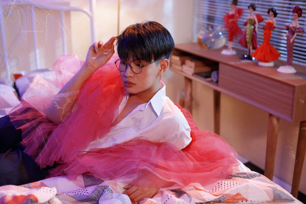 Đào Bá Lộc hoá thành búp bê barbie trong teaser mới: vừa mặc sơ mi vừa khoác đầm công chúa