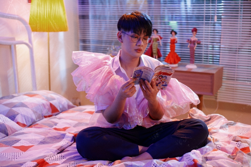 Đào Bá Lộc hoá thành búp bê barbie trong teaser mới: vừa mặc sơ mi vừa khoác đầm công chúa