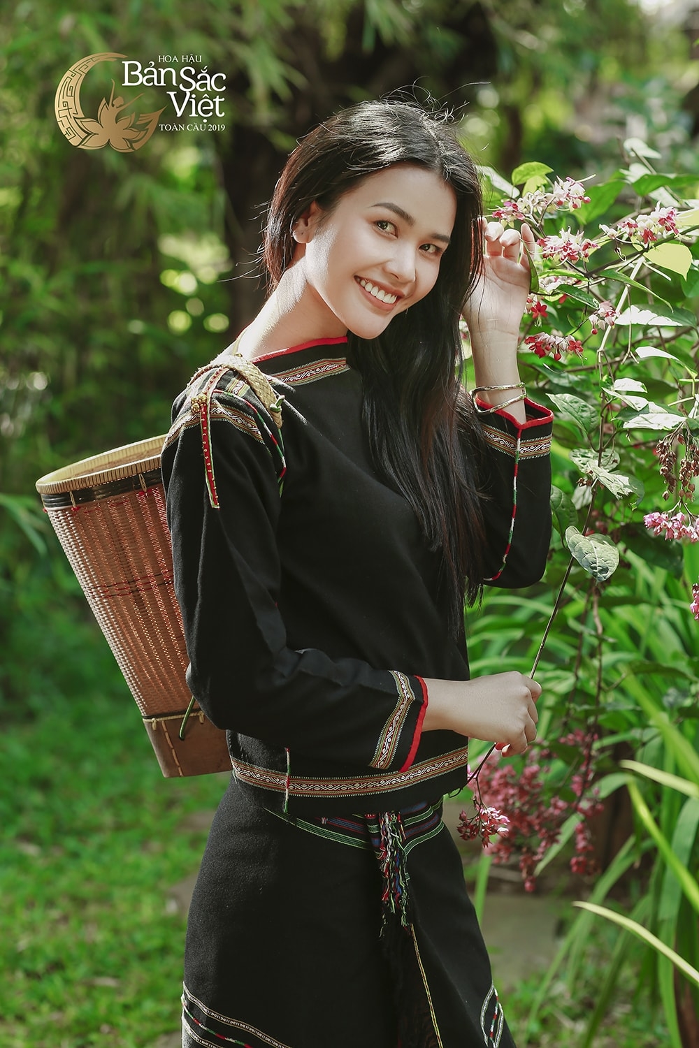  
Hình ảnh của Bella trong Hoa hậu Bản săc Việt Toàn cầu.