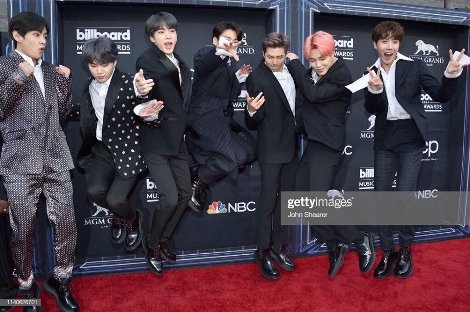  
Mặc dù đang đi trên thảm đỏ của một lễ trao giải lớn, song 7 chàng trai của BTS không quên "buôn muối" với cách tạo dáng hài hước của mình. 