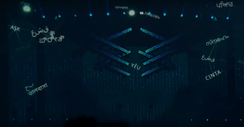  
Chữ YÊU xuất hiện ở vị trí trung tâm trên màn hình lớn khi RM biểu diễn.