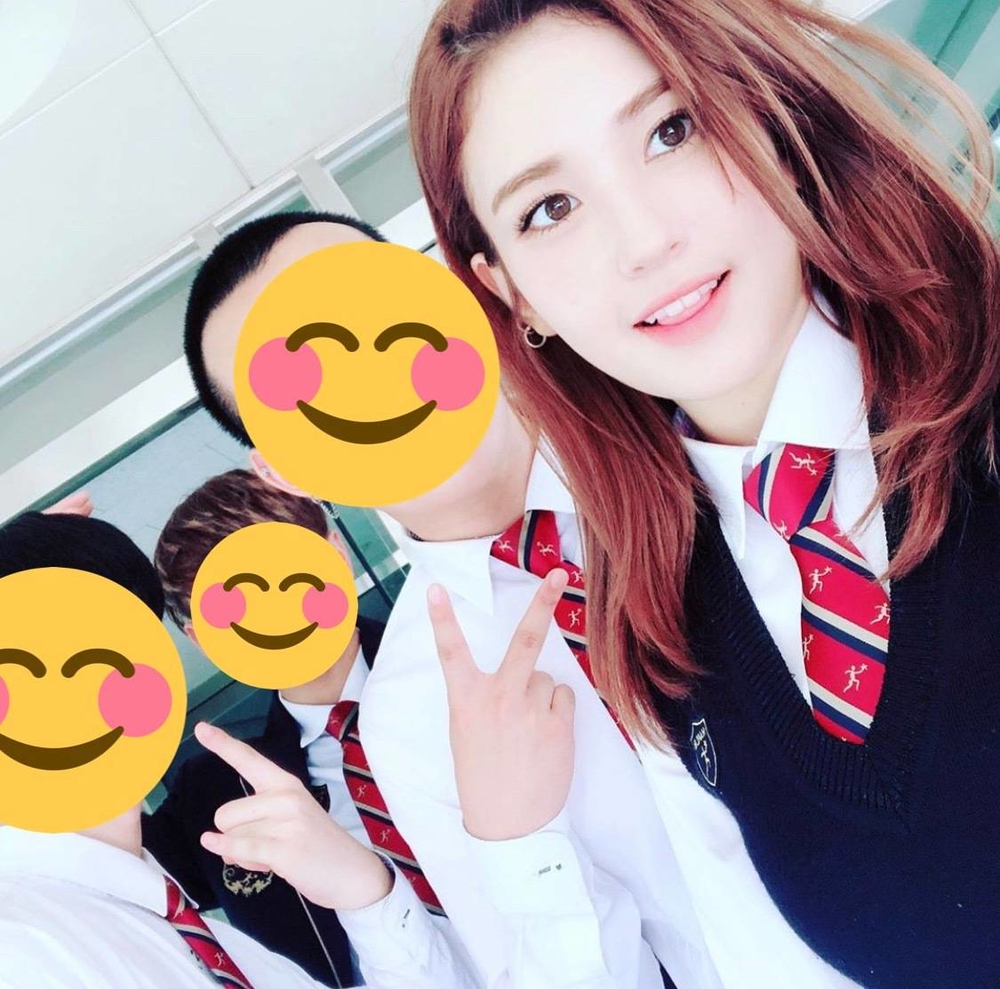 Idol Kpop khi đi học: Somi đẹp lung linh dù diện đồng phục, Tzuyu được 44 người hộ tống