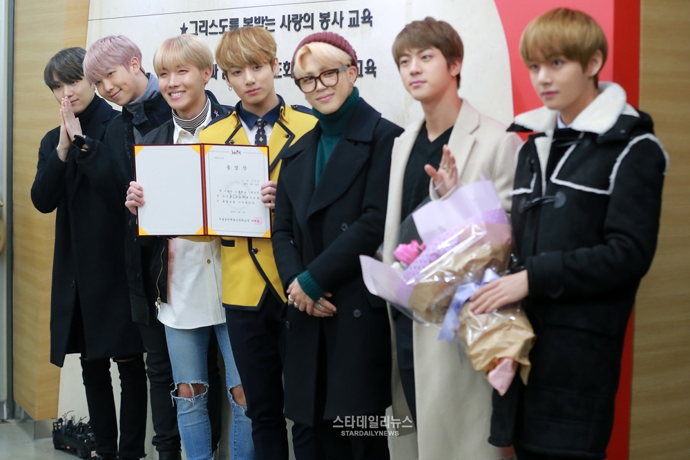  
Các thành viên BTS đều có mặt trong ngày tốt nghiệp của Jungkook.