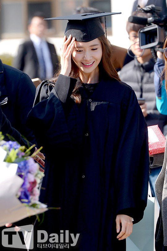  
Yoona khoe nhan sắc nữ thần trong ngày lễ tốt nghiệp.
